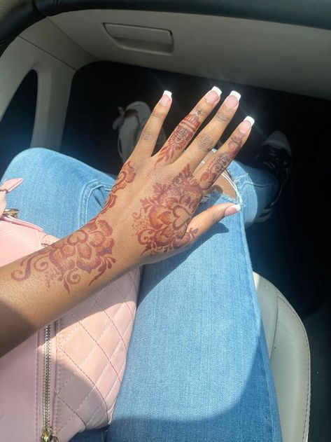 Henna Tattoo Designs Men Simple, Real Henna Tattoo, West African Henna, Red Henna On Dark Skin, Orange Henna, Forearm Henna, Hand Tattoos Ideas, Girly Hand Tattoos, Henna Tattoo Diy