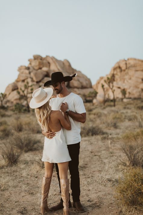 Modern boho Joshua tree engagement photos Mountains Photoshoot, Western Couple Photoshoot, Joshua Tree Engagement Photos, Desert Engagement Photos, Joshua Tree Engagement, Desert Photoshoot, Western Photography, Cute Engagement Photos, Engagement Pictures Poses