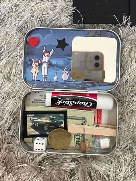 Altoids Wallet Couple, Things To Make Out Of Altoids Tins, Cute Altoid Tin Ideas, What To Put In An Altoids Wallet, Alto Is Tin Ideas, Custom Altoid Tin, Altoid Can Ideas, Altoids Wallet Background, Mint Box Aesthetic