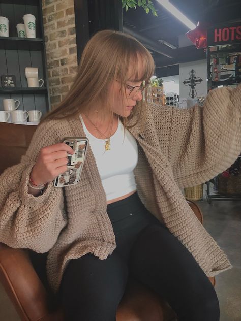 Outfits With Oversized Cardigans, Comfy Coffee Shop Outfit, Brown Cardigan Outfit Winter, Cozy Coffee Shop Outfit, Brown Knitted Cardigan Outfit, Outfits With Brown Cardigan, Coffee Shop Outfit Winter, Beige Crochet Cardigan, Brown Oversized Cardigan Outfit