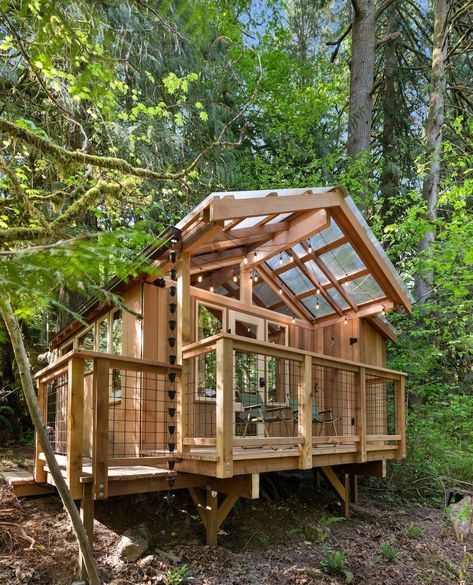 Treehouse Point (@treehousepoint) • Fotos y vídeos de Instagram Treehouse Railing, Treehouse Glamping, Treehouse Camping, Treehouse Ideas, Treehouse Point, Speaking Games, Treehouse Hotel, Glamping Tent, Tree Fort