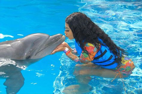 Pictures With Dolphins, Swim With Dolphins Aesthetic, Swimming With Dolphins Aesthetic, Brunch Pics, Dolphin Trainer, Swim With Dolphins, Swimming With Dolphins, Water Girl, Boat Day