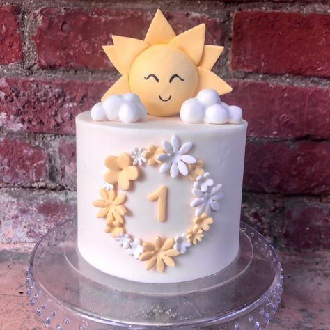 Sunshine Birthday Cakes, Sunshine Birthday Theme, Sun Cake, Sunshine First Birthday, Baby First Birthday Themes, Sunshine Birthday Parties, Sunshine Cake, 1st Birthday Party For Girls, Cakes And Desserts