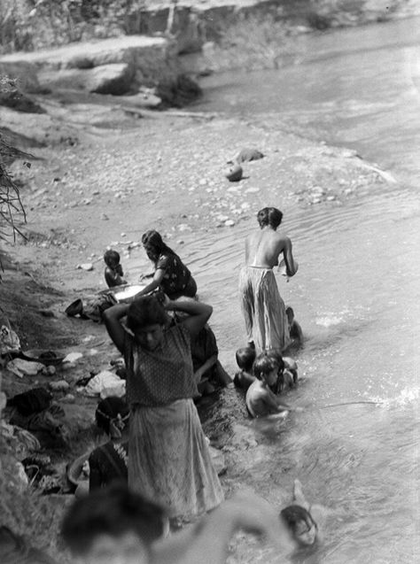 35316 Tina Modotti: leyendo la leyenda Mexico People, Tina Modotti, Rural Photography, Mexico History, Famous Pictures, Photo Stands, Poster Size Prints, Mexican Culture, Bw Photo