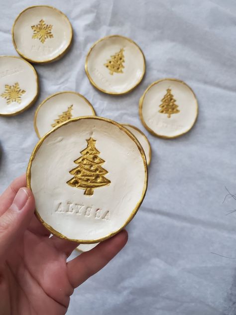 Craft Presents, Christmas Trinkets, Air Dry Clay Projects, Easy Christmas Gifts, Christmas Clay, Gift For A Friend, Jewellery Storage, Gift Ring, Ring Dish