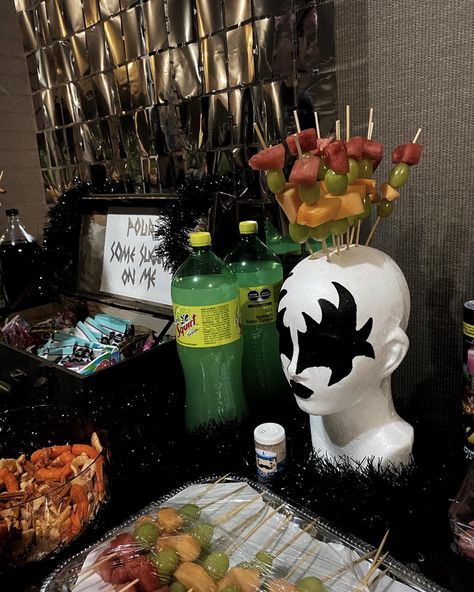 Rock And Roll Party Decorations Ideas, Black Metal Birthday, Glam Rock Party Theme, Rock And Roll Halloween Party, Heavy Metal Theme Party, Heavy Metal Party Decorations, Tattoo Party Ideas For Adults, Glam Rock Party Decorations, Metal Themed Party