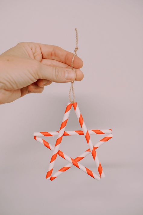 Craft eco-friendly Drinking Straw Star Ornaments with paper straws using our easy guide. Elevate your sustainable holiday decor this season! Paper Straw Decorations, Paper Straw Ornaments, Paper Straw Christmas Craft, Paper Straw Christmas Ornaments, Straw Christmas Ornaments, Straw Star Ornaments, Paper Straw Star Ornament, Quick Holiday Crafts For Kids, Stars Made From Straws