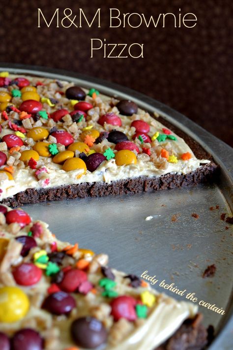 M&M Brownie Pizza Pizza Theme Desserts, Pizza Stromboli, Dessert Pizzas, Brownie Pizza, Dessert Pizza Recipes, Sweet Pizza, Behind The Curtain, Curtain Shop, Dessert Pizza