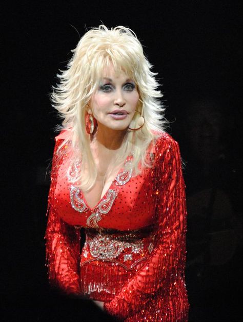 Dolly Parton Layered Haircuts, Country Girls, Dolly Parton Pictures, Women In Music, Hello Dolly, Dolly Parton, Layered Hair, Cortes De Cabello Corto, Cute Hairstyles