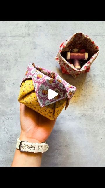 Thread Catcher Basket Free Pattern, Fabric Basket Pattern Free, Things To Do With Fabric Scraps, Sewing Bowls, Scrappy Basket, Fabric Boxes Tutorial, Cloth Baskets, Basket Sewing Pattern, Boutique Crafts