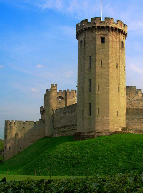 Uk Landmarks, Tudor Castle, Kenilworth Castle, Romantic Hideaways, British Castles, Warwick Castle, Tudor Era, Europe On A Budget, Castles In England