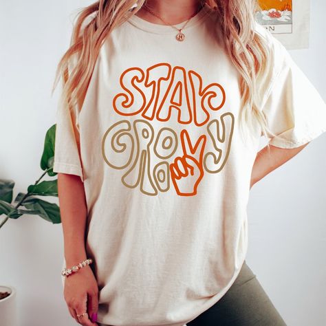 Stay Groovy T Shirt - 100% Cotton - Men’s Regular Fit - Sizing Is Oversized So Runs Like A Men’s Shirt - Most Women Their Normal Size Works Since These Are Meant To Run A Bit Loose - Please Triple Check Your Size And Address Before Ordering 70s Style Shirts, Groovy School Shirt, Graphic Tees For Teachers, Groovy T Shirt Designs, Groovy Tshirt Design, Groovy T Shirt, Crewneck Designs, Beautiful Tshirts, Groovy Shirt