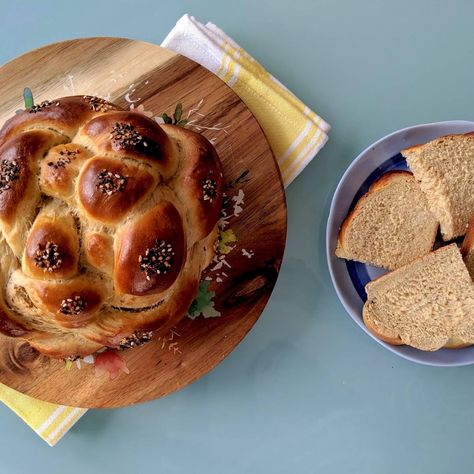 Whole Wheat Challah Recipe, Round Challah, Challah Recipe, Challah Bread Recipes, Rosh Hashanah Recipes, Patty Cake, Apple Streusel, Honey Barbecue, 100 Calorie