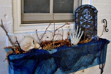 Halloween Window Box Ideas, Halloween Window Planter Ideas, Halloween Window Flower Boxes, Window Box Halloween Decor, Halloween Window Box Decorations, Halloween Planter Box Ideas, Halloween Flower Box Ideas, Halloween Flower Boxes, Halloween Window Boxes Ideas