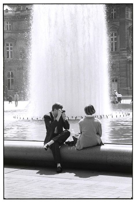 Elliott Erwitt Photography, Paris Couple, Elliott Erwitt, Museums In Paris, Louvre Museum, Famous Photographers, Magnum Photos, Photography Gallery, Arnold Schwarzenegger