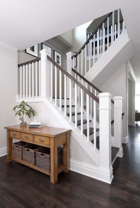 Stairs Makeover Design, Diy Stairs Makeover, Stair Railing Makeover, Stairs Makeover Ideas, Stairs Renovation, Modern Stair Railing, Stairs Makeover, House Staircase, Stair Railing Design