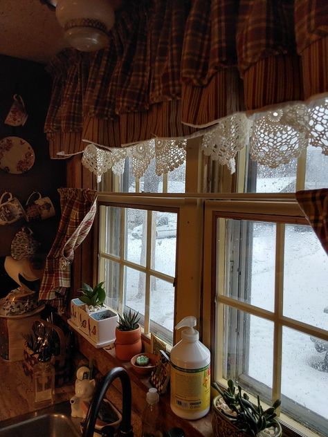 Grandma Astetic, Grandma Core House, Grandma Living Room, Appalachian Christmas, Appalachian Living, House Nostalgia, Grandmacore Aesthetic, Grandma House, Witchy House