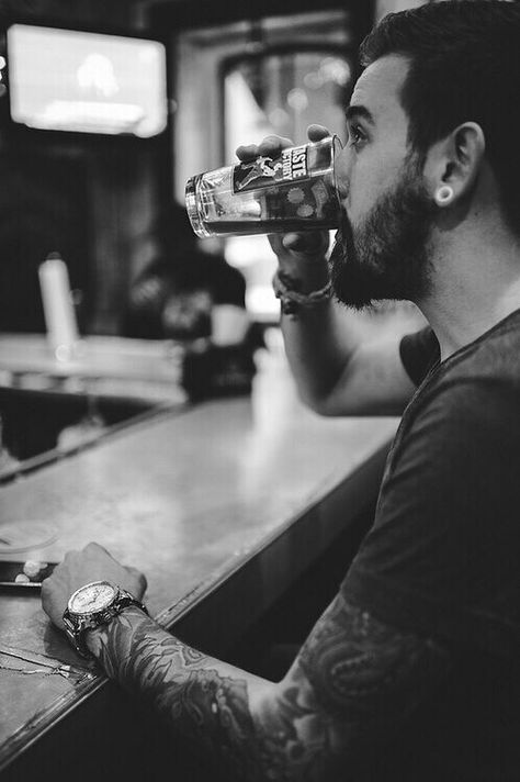 Beard + Beer = Awesome Tatto Boys, Bad Manners, Organized Clutter, Beer Drinker, Beard Tattoo, Hipster Man, Mens Fashion Blog, Inked Men, Trust Issues