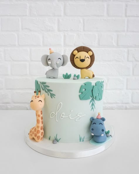 Peace of Cake Studio on Instagram: “🐆🐘Party like an animal!🦒 🦛 #junglecake #kidscakes #peaceofcakestudiocakes #originalfigurines #cakesofinstagram #ruamouzinhodealbuquerque507…” Animal Cake 1st Birthday, Cake Wild One, Animal Theme Cake, 1st Birthday Cake Animals, 1st Birthday Cake Jungle Theme, Wild One Cake, Wild One Birthday Cake, 1st Birthday Cake Boy, Animal Smash Cake Jungle