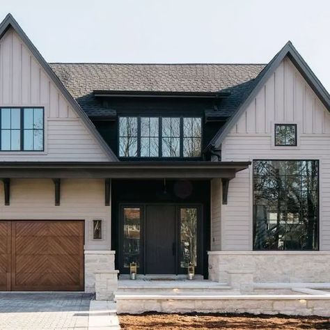 Two Tone Exterior House Colors, Tan House, Exterior Color Palette, Exterior House Color, Home Exterior Makeover, Exterior Makeover, Modern Farmhouse Exterior, Black House Exterior, House Siding