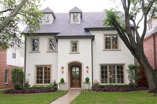 Fondren - Traditional - Exterior - Dallas - by Canterbury Custom Homes LLC | Houzz White Stucco House, White Farmhouse Exterior, Stucco House, Painted Brick Exteriors, White Exterior Paint, Gray Exterior, Painted Brick House, Stucco Homes, Stucco Exterior