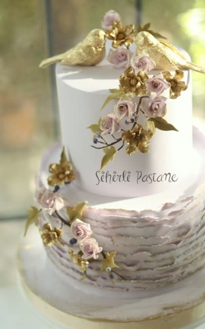 Gold Love Birds Wedding Cake by Sihirli Pastane - http://cakesdecor.com/cakes/292736-gold-love-birds-wedding-cake Bird Theme Cake, Bird Cake Topper Wedding, Wedding Cake Birds, Bird Cake, Spring Wedding Cake, Butterfly Cake Topper, Beauty Cakes, Fun Cakes, Love Birds Wedding