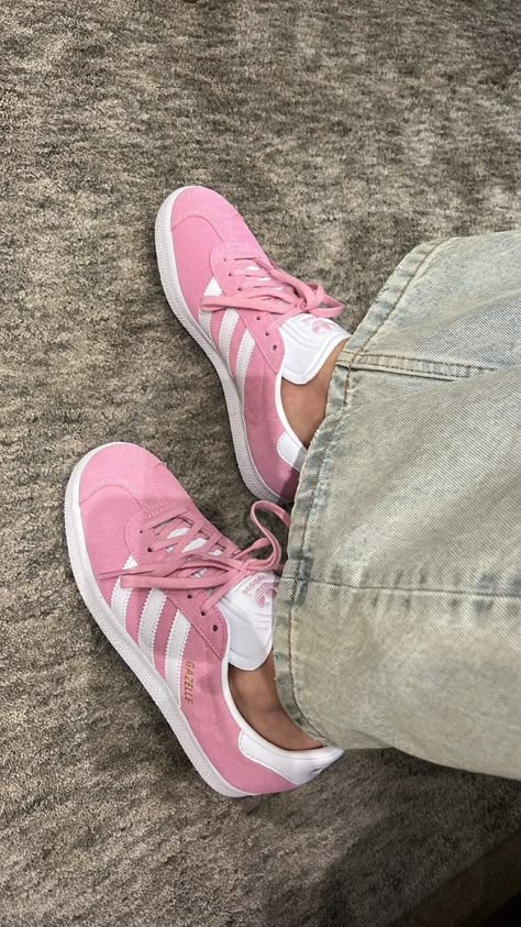 Pink Shoes Aesthetic, Everyday Sneakers, Adidas Samba Outfit, Samba Outfit, Trendy Shoes Sneakers, Dr Shoes, Preppy Shoes, Pretty Shoes Sneakers, Skandinavian Fashion