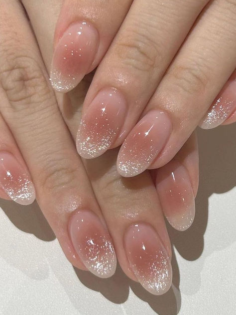 Korean glitter nails: blush nails with glitter ombre Korean Glitter Nails, Hello Nails, Asian Nails, Nail Art Salon, Beauty Nails Design, Blush Nails, Casual Nails, Pretty Gel Nails, Soft Nails