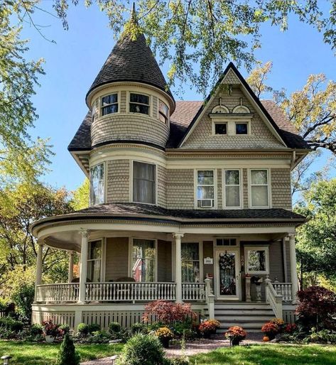 Victorian Architecture, Queen Anne Victorian House, Victorian Homes Exterior, Queen Anne House, Victorian Style House, Victorian Style Homes, Queen Anne Style, New England Homes, Dream House Rooms