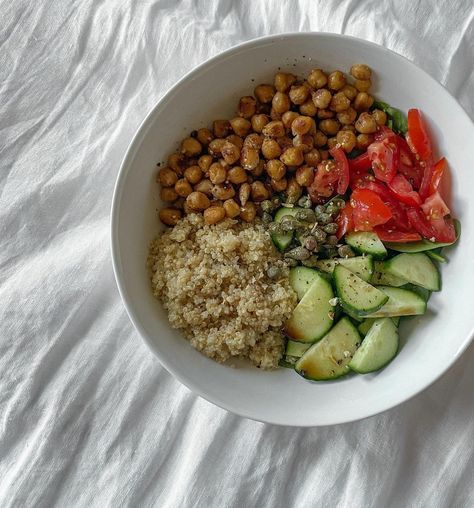 Chickpea Salad Bowl, Quinoa And Brown Rice Bowls, Quinoa Meals Healthy, Quinoa Poke Bowl, Quinoa Salad Aesthetic, Quinoa Bowl Aesthetic, Quinoa Aesthetic, Chickpea Bowl Recipes, That Girl Food