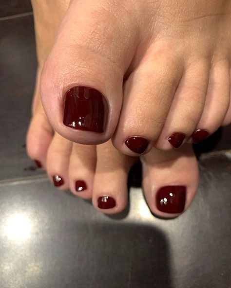 The Best Pedicure Colors To Try For Fall Classy Fall Pedicure, Late Summer Pedicure, Pedicure Ideas For Winter, Pedicure Colors Fall 2024, Fall Toe Nails Ideas Autumn, Fall Toe Nails 2024, Wine Pedicure, Fall Toe Colors, Fall Pedicure Colors Toenails 2024