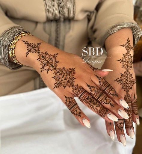 Henna Tattoo Wedding, Muslim Henna Designs, Henna Moroccan Style, Really Simple Henna Designs, Henna Designs 2024, Moroccan Henna Designs Simple, Henna Complicated, Henna Designs Moroccan, Simple Bridal Henna Designs