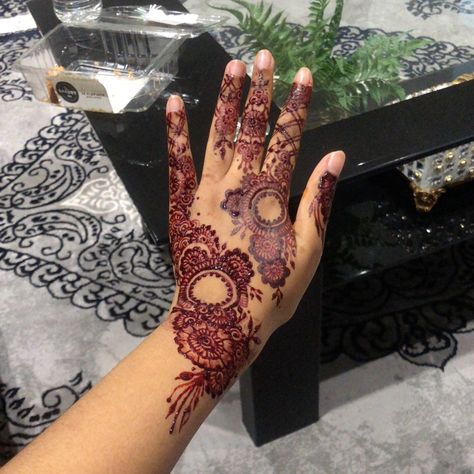 Red Henna Designs On Dark Skin, Henna Designs On Dark Skin, Red Henna On Dark Skin, Red Henna Designs, Henna Styles, Cute Henna Designs, Cute Henna Tattoos, Henna Style Tattoos, Henna Inspo