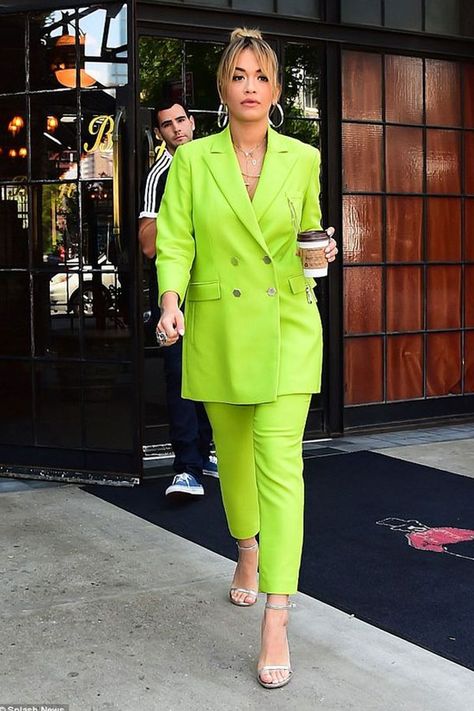 Rita Ora - terninho neon - green neon - meia-estação - street style - terninho - conjuntinho - neon - verde neon Neon Yellow Shoes, Rita Ora Style, Moda Academia, Neon Outfits, Neon Fashion, Green Blazer, Graduation Outfit, Rita Ora, Green Outfit