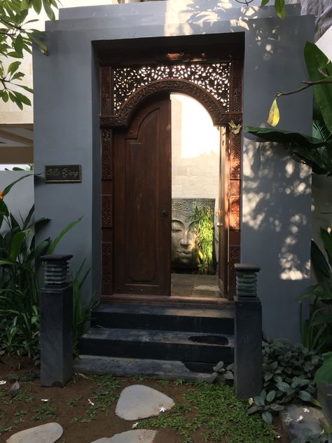 Villa Entrance Balinese Front Door Entrance, Bali Entrance Door, Bali Doors Entrance, Villa Entrance Door Design, Balinese Entrance, Wrought Iron Gates Driveway, Gates Sliding, Iron Gates Driveway, Villa Entrance