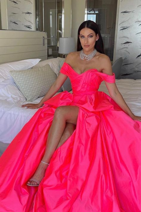 Pink Princess Aesthetic Dress, Hot Pink Ball Gown, Hot Pink Prom Dresses, Pink Princess Aesthetic, Hot Pink Barbie, Hot Pink Prom Dress, Barbie Wedding Dress, Pink Ball Gown, Prom Girl Dresses