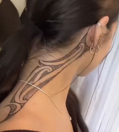 Hip Tamoko Tattoo, Maori Neck Tattoos Women, Māori Tattoo Women, Tamoko Maori Design Women, Maori Hand Tattoos For Women, Micronesian Tattoos Women, Hand Tamoko, Ta Moko Drawing, Maori Neck Tattoo