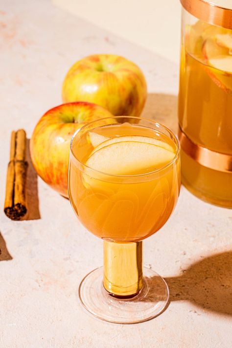 Easy Caramel Apple Sangria features white wine, apple cider, vodka, fresh apples and caramel drizzle. Ultimate make-ahead fall cocktail! Apples And Caramel, Apple Sangria Recipes, Fall Cocktail Party, Cider Cocktail Recipes, Packing Party, Caramel Apple Sangria, Pitcher Cocktails, Apple Sangria, Thanksgiving Planning