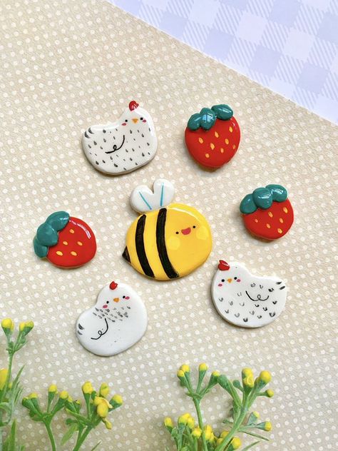 Air Dry Clay Magnet Ideas, Polymer Clay Magnets Ideas, Clay Pins Diy, Clay Pin Ideas, Cute Clay Pins, Air Dry Clay Pins, Clay Magnets Diy, Air Dry Clay Magnets, Clay Magnet Ideas