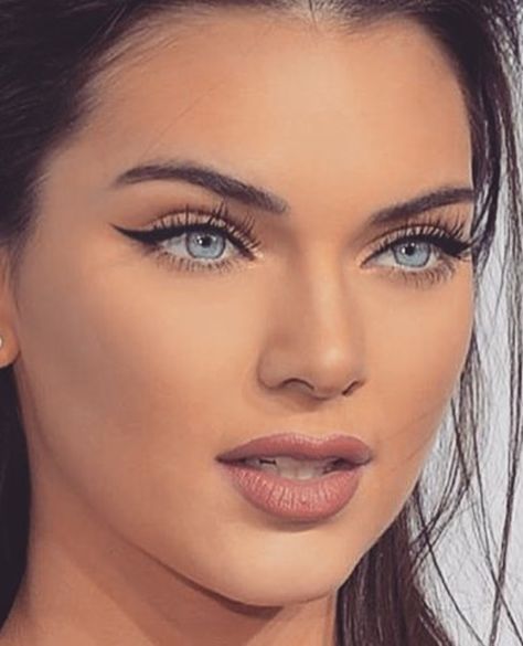 Kendall Overlining Lips, Overlined Lips, Kendall Jenner Makeup, Kendal Jenner, Jenner Makeup, Lip Line, Makeup Artist Tips, Beauty People, Lipstick Art