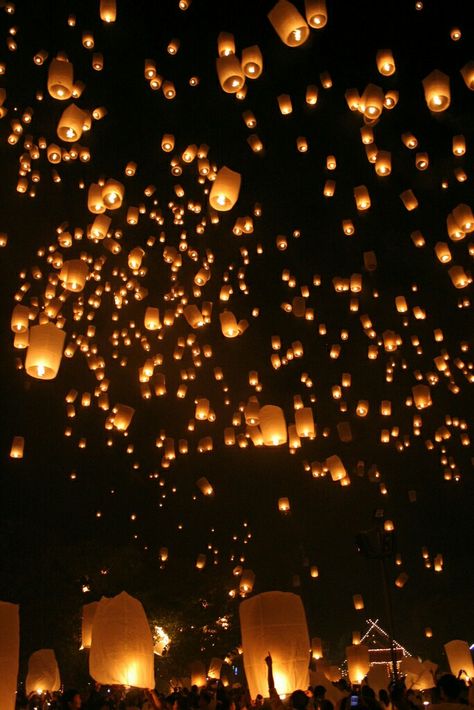 Lantern Festival Lanterns Festival, Floating Lantern Festival, Floating Lanterns, Lantern Festival, Arte Fantasy, Chiang Mai, Oh The Places Youll Go, Dream Destinations, Travel Bucket