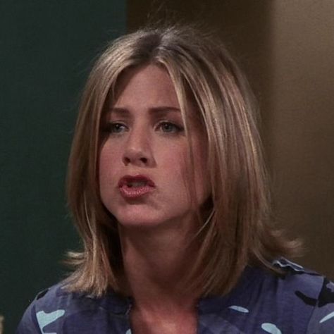 Rachel Friends Haircut Short, Chin Length Face Framing Layers, Short Hair Lots Of Layers, Rachel Green Bob, Rachel Short Hair, Jennifer Aniston Hair Short, Rachel Haircut Friends, 90s Long Bob, Blond Strands