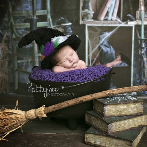 Halloween Baby Photos, First Halloween Costumes, Newborn Halloween, Pumpkin Pictures, Halloween Hat, Halloween Photography, Newborn Poses, Halloween Hats, Halloween Photos