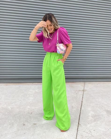 Lime Green Shirt Outfit, Bright Pants Outfit, Ropa Color Neon, Lime Green Outfit, Lime Green Outfits, Shorts Verde, Lime Green Pants, Colored Pants Outfits, Green Pants Outfit