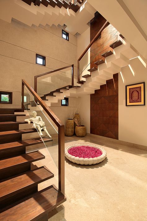 A modern bungalow using concrete, exposed brick design is designed and constructed by KN Associates. Contemporary style architecture with use of kota stone. Vstupná Hala, درج السلم, Home Designs Exterior, Staircase Design Modern, Stairs Design Interior, Stair Railing Design, Staircase Decor, Stairway Design, Stairs Design Modern