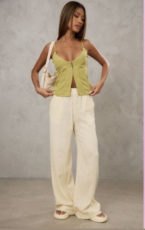 Summer Trousers Outfits, Cotton Pants Outfit, Linen Trousers Outfit, Look Da Festival, Cream Linen Pants, White Linen Trousers, Holiday Outfits Summer, Linen Pants Outfit, Summer Holiday Outfits