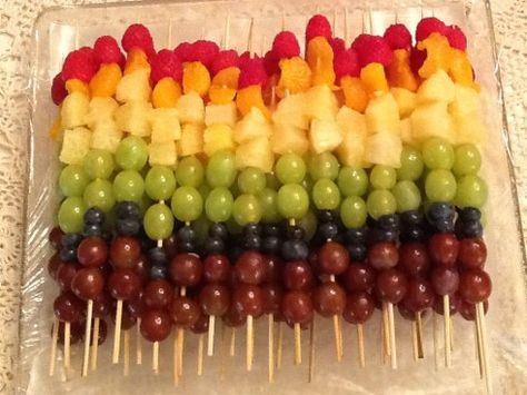 Rainbow Fruit Kabobs, Fruit Kabob, Kids Party Snacks, Healthy Party Food, Birthday Snacks, Birthday Party Snacks, Fruit Skewers, Fruit Kabobs, Rainbow Fruit