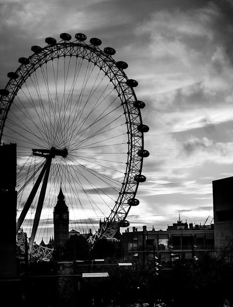 The London Eye from Waterloo bridge Black And White Aesthetic Vintage, Waterloo Bridge, Black And White Photo Wall, Dark Landscape, Black And White Picture Wall, Black Icon, Gray Aesthetic, Black And White Wallpaper, Photo Wall Collage