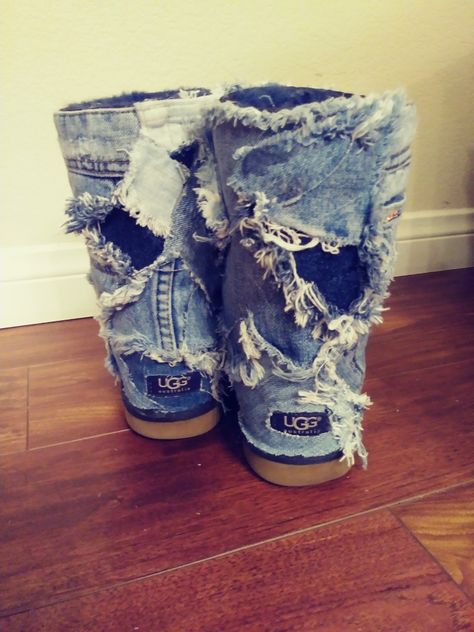 Jean Uggs Diy, Denim Ugg Boots, Jean Ugg Boots Diy, Painted Uggs Boots, Denim Uggs, Customized Boots, Fit Jeans Diy, Custom Uggs, Jean Boots