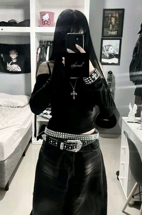 Black Jeans Alt Outfit, All Black Emo Outfit, Goth Girly Outfits, Gothic Fashion Aesthetic, Egirl Style, Grunge Fits, Estilo Cholo, Gothic Y2k, Casual Goth